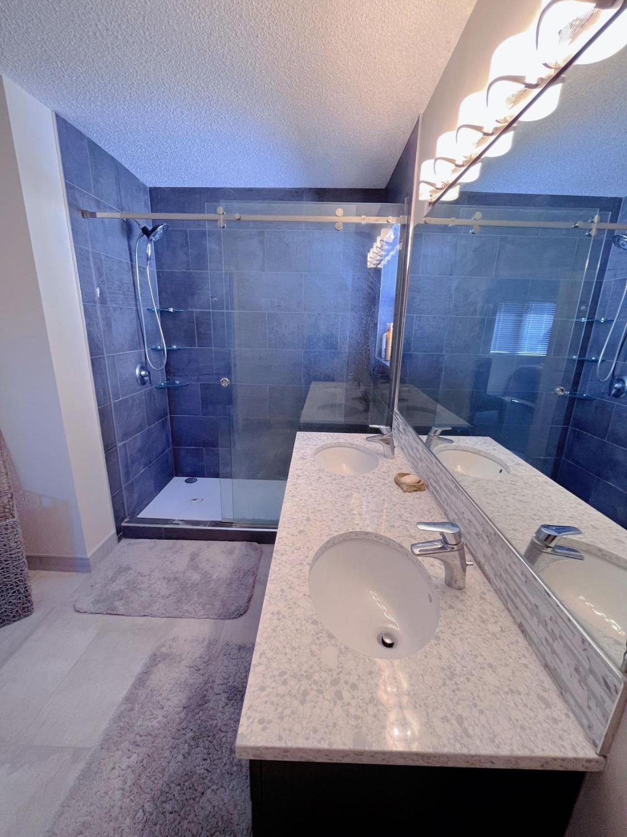 Best Garden House&3 Mins Bus Station Close C-Train&Free Parking YYC الغرفة الصورة