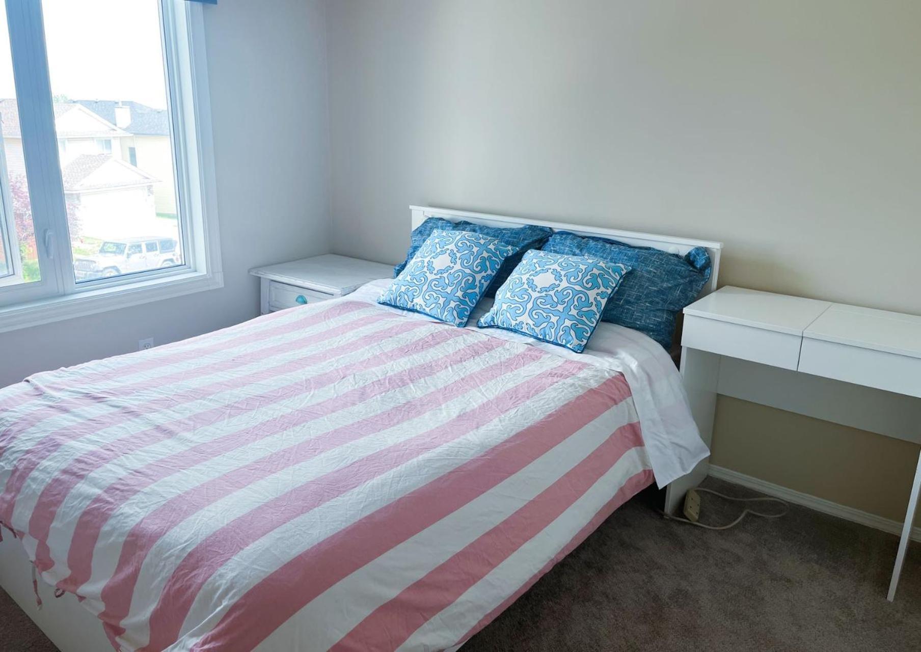Best Garden House&3 Mins Bus Station Close C-Train&Free Parking YYC الغرفة الصورة