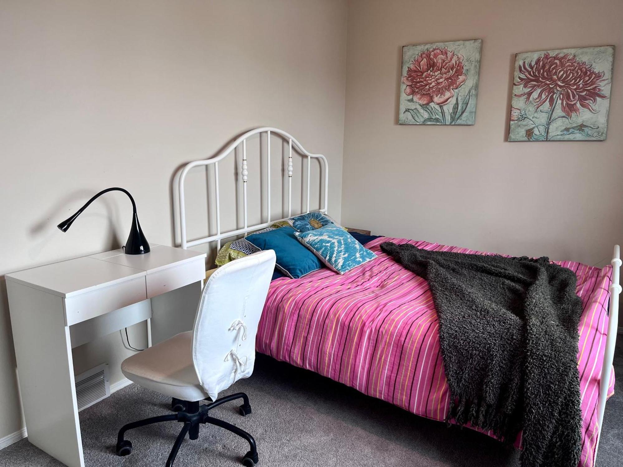Best Garden House&3 Mins Bus Station Close C-Train&Free Parking YYC المظهر الخارجي الصورة